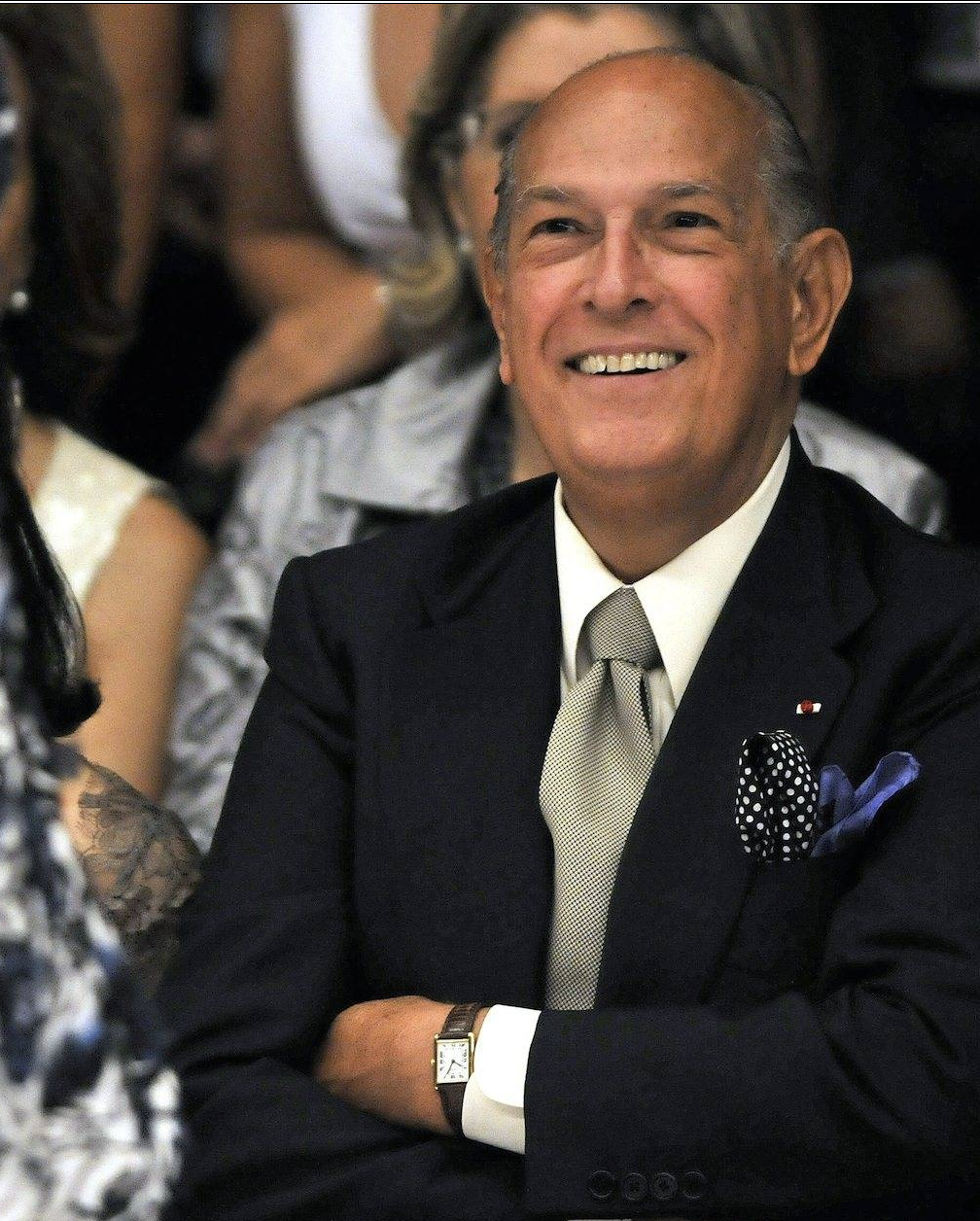 Oscar de la Renta smiling at a fashion event